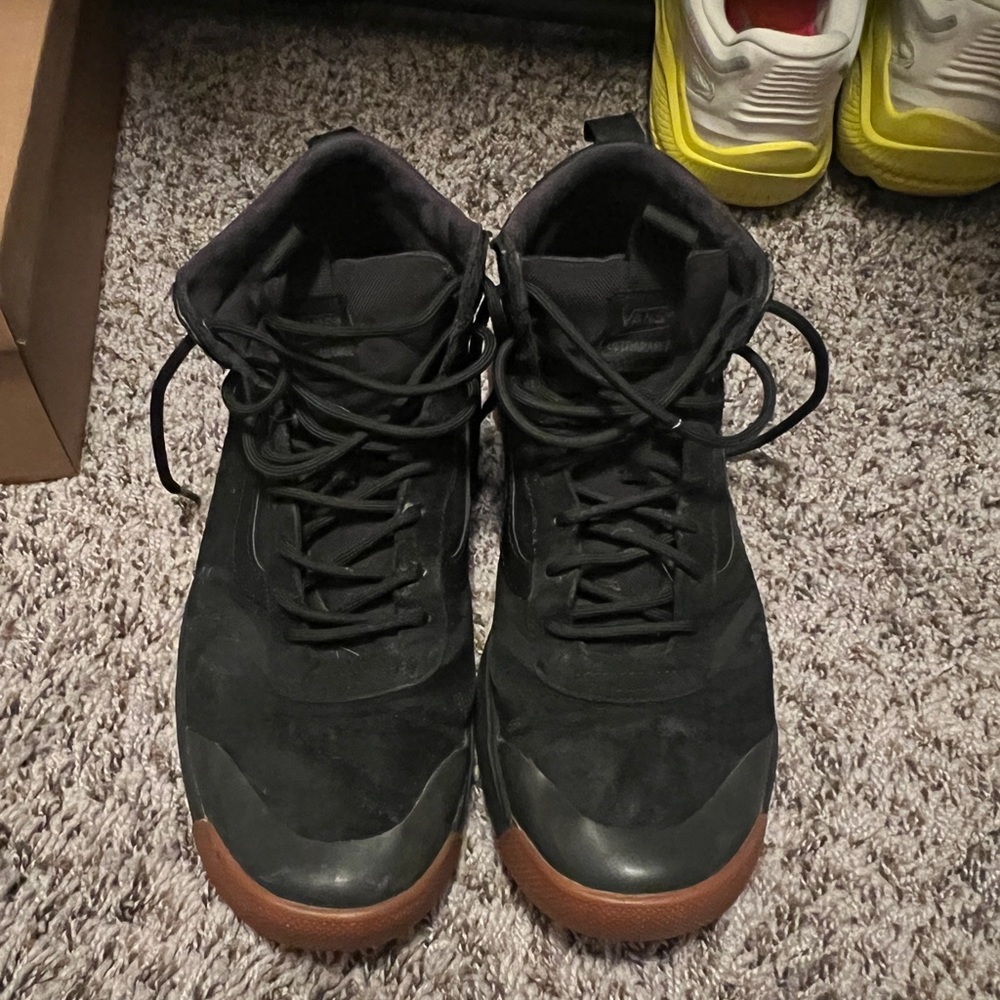 SZ 12 Vans MTE high tops - black